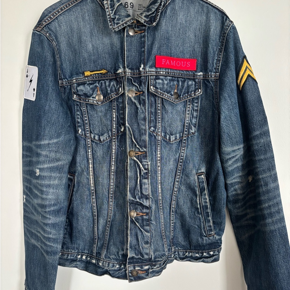 Flawless vintage denim jacket w/patches